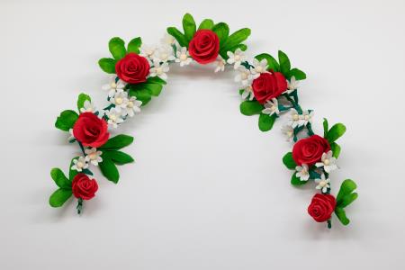 Venček iz suhih rož za okrasitev razpela, mlajši izdelek, krep papir.    